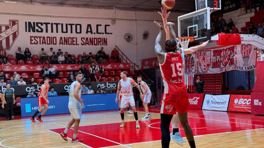 Gran noche para Holt en ataque y defensa.
